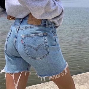 LEVIS SHORTS - NEVER WORN